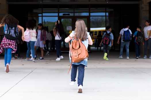 背着背包的女孩跑进学校