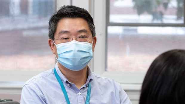 戴口罩的临床医生与病人交谈