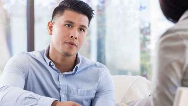 男子与临床医生谈话