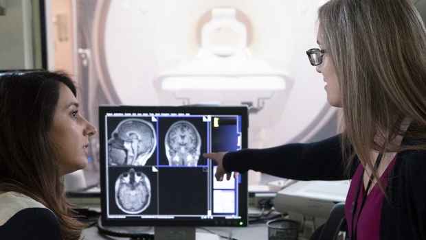 研究人员查看核磁共振脑部扫描