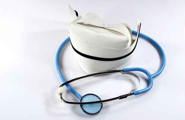 护士帽和听诊器